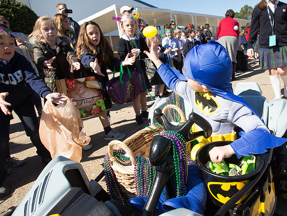 nwrh.0204.olqh.mardi.gras.parade-2