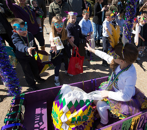 nwrh.0204.olqh.mardi.gras.parade-3