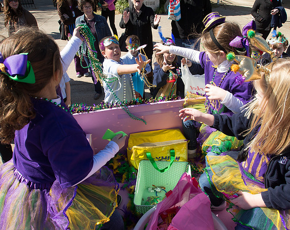 nwrh.0204.olqh.mardi.gras.parade-11