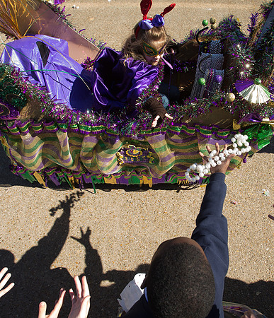 nwrh.0204.olqh.mardi.gras.parade-4